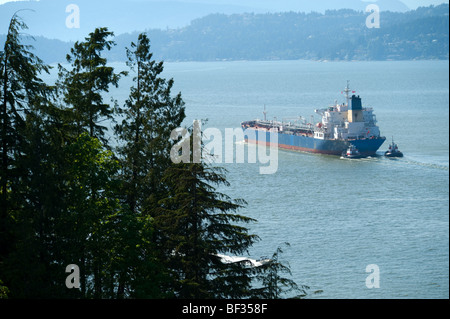 Petroliera essendo spinto dal rimorchiatore barche lasciando il porto di Vancouver Foto Stock