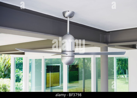 Ventilatore da soffitto appeso su un tetto Foto Stock