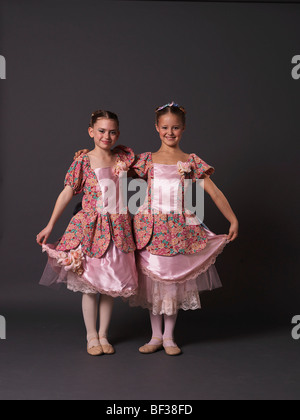 Due ballerine in rosa in posa. Foto Stock