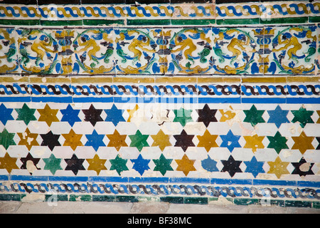 Spagna, Siviglia, Royal fortezze, decorate mattonelle Azulejo, close up Foto Stock