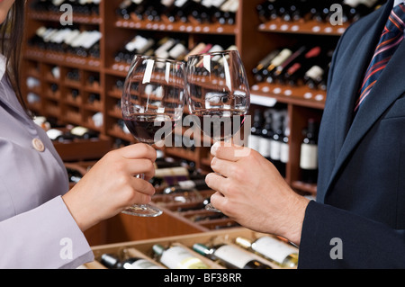 Accoppiare la tostatura con bicchieri di vino in un bar Foto Stock