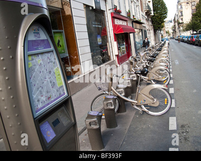 Una fila di biciclette Velib è visto a Parigi, Francia. Velib è un pubblico di noleggio biciclette in programma a Parigi, Francia. Foto Stock