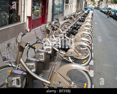 Una fila di biciclette Velib è visto a Parigi, Francia. Velib è un pubblico di noleggio biciclette in programma a Parigi, Francia. Foto Stock