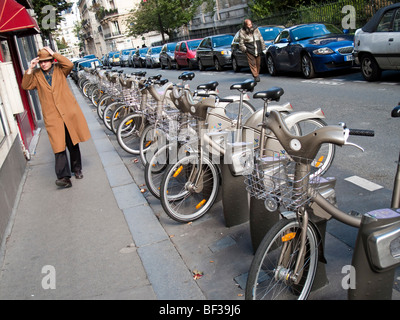 Una fila di biciclette Velib è visto a Parigi, Francia. Velib è un pubblico di noleggio biciclette in programma a Parigi, Francia. Foto Stock