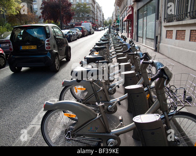 Una fila di biciclette Velib è visto a Parigi, Francia. Velib è un pubblico di noleggio biciclette in programma a Parigi, Francia. Foto Stock