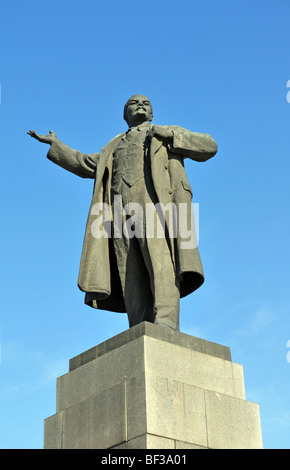 Lenin scultura oltre il cielo blu Foto Stock