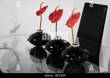 Tre vasi su un tavolo da pranzo Foto Stock