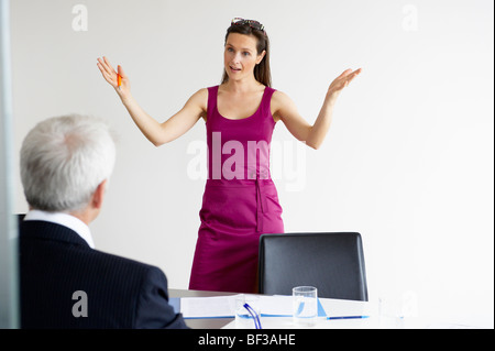 Business donna parlando con un uomo Foto Stock