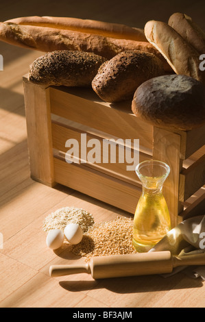 Close-up di diversi tipi di pane con olio di cottura e perno di rotolamento Foto Stock