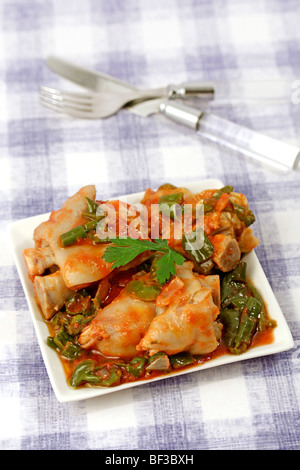 Zampetto di maiale con verdure. Ricetta disponibile. Foto Stock