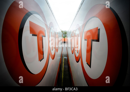 TNT autocarri presso un magazzino Foto Stock