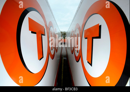 TNT autocarri presso un magazzino Foto Stock