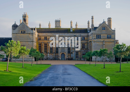 Casa Batsford, Nr Moreton in Marsh, Cotswold, Gloucestershire, ex casa per la famiglia Mitford. Un diciannovesimo C neo-Tudor Mansion. Foto Stock