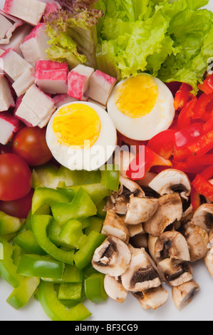 Close-up di uova sode con insalata Foto Stock
