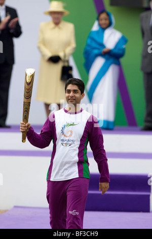 India del campione olimpionico Abhinav Bindra avviare il Queen's Baton relè per Delhi Giochi del Commonwealth in India Foto Stock