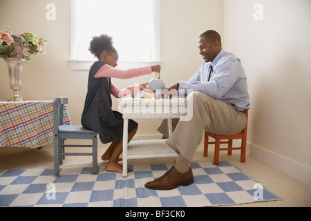African padre e figlia la riproduzione di tè Foto Stock