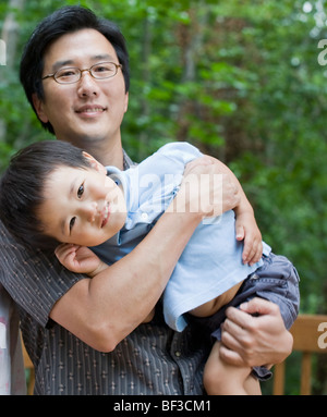 Asian padre figlio portante Foto Stock