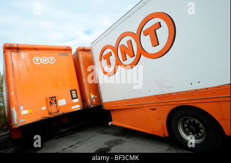 TNT autocarri presso un magazzino Foto Stock
