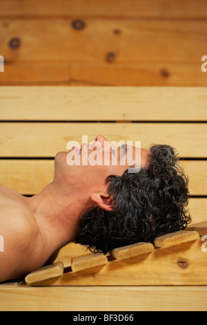 Uomo relax nella sauna Foto Stock