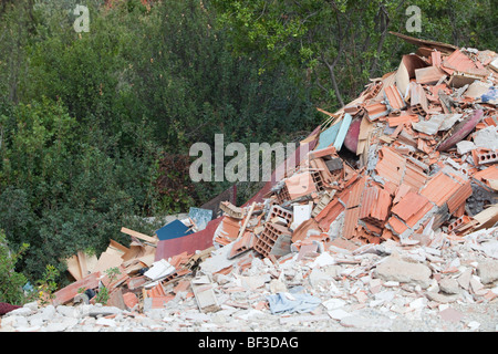 Rifiuti di cantiere illegalmente fly ribaltata in Teos, Turchia occidentale. Foto Stock