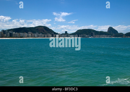 Spiaggia di Copacabana Beach in una giornata di sole e di Rio de Janeiro, Brasile Foto Stock