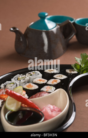 Close-up di vari sushi in un piatto Foto Stock