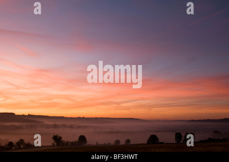 Sunrise in tutta la valle di Painswick come visto da Whiteshill vicino a Stroud nel Cotswolds Foto Stock