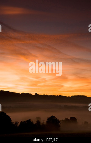 Sunrise in tutta la valle di Painswick come visto da Whiteshill vicino a Stroud nel Cotswolds Foto Stock