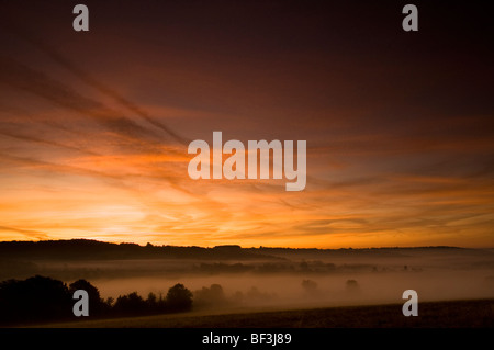 Sunrise in tutta la valle di Painswick come visto da Whiteshill vicino a Stroud nel Cotswolds Foto Stock