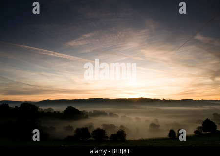 Sunrise in tutta la valle di Painswick come visto da Whiteshill vicino a Stroud nel Cotswolds Foto Stock