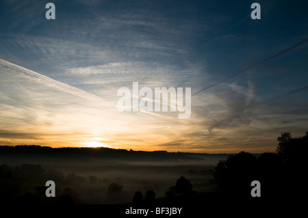 Sunrise in tutta la valle di Painswick come visto da Whiteshill vicino a Stroud nel Cotswolds Foto Stock