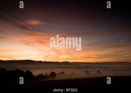 Sunrise in tutta la valle di Painswick come visto da Whiteshill vicino a Stroud nel Cotswolds Foto Stock