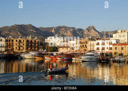 Cipro del Nord. La mattina presto luce sul porto di Kyrenia. 2009. Foto Stock