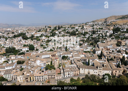 Vista sulla zona di Albaicin di Granada all'Alcazaba, l'Alhambra di Granada, Andalusia, Spagna Foto Stock