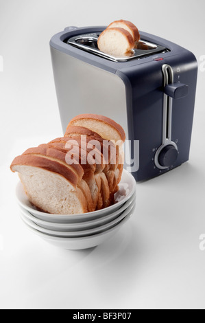Close-up di pane bianco in una ciotola con un tostapane Foto Stock