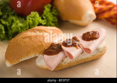 Close-up di un salame e sandwich di salsa Foto Stock