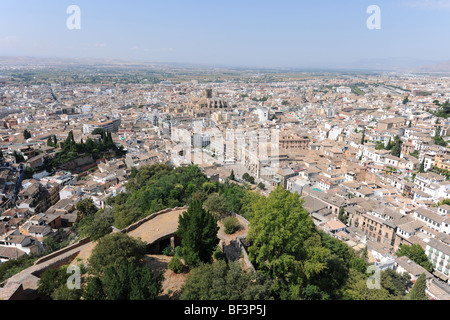 Vista su Granada dall'Alcazaba, l'Alhambra di Granada, Andalusia, Spagna Foto Stock