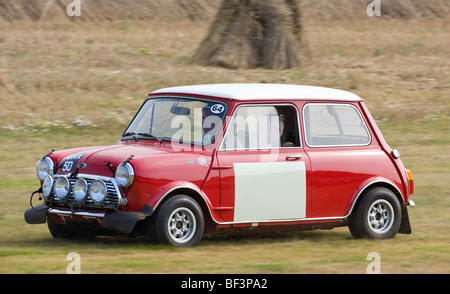 1966 Austin Mini Cooper S al 2009 Goodwood incontro, Sussex, Regno Unito. Foto Stock