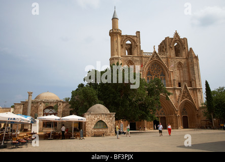 Esterno di lala Mustafa Pasha moschea ex st nicolas poi saint sophia cattedrale nella città vecchia di Famagosta Foto Stock