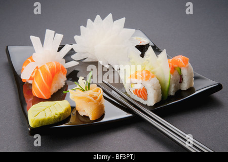 Close-up di un assortimento di sushi platter Foto Stock