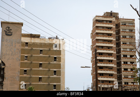 Varosha zona proibita con salaminia tower hotel abbandonato nel 1974 a causa della invasione turca di Famagosta Foto Stock