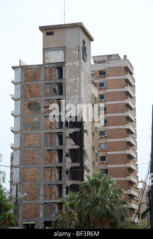 Varosha zona proibita con salaminia tower hotel abbandonato nel 1974 a causa della invasione turca di Famagosta Foto Stock