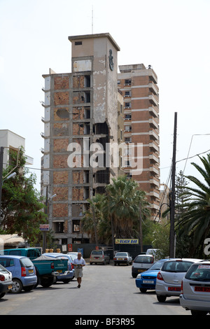 Area circostante varosha zona proibita con salaminia tower hotel abbandonato nel 1974 a causa della invasione turca di Famagosta Foto Stock