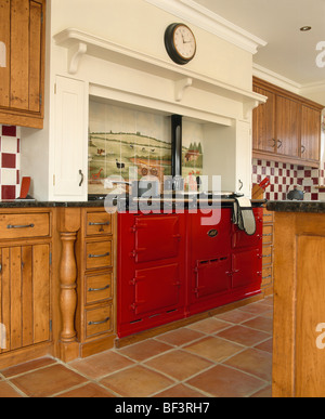 Red Aga forno nella tradizionale cucina di paese Foto Stock