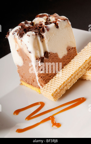 Close-up di mousse al cioccolato torta con fette di silicio Foto Stock