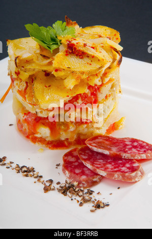 Close-up di una fetta di lasagne con salame Foto Stock