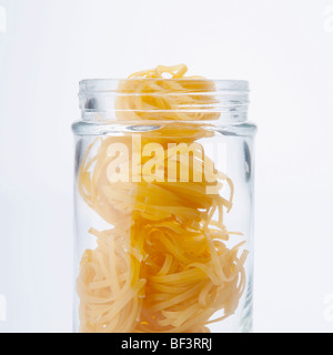 Close-up di non cotti pappardelle in un vaso Foto Stock