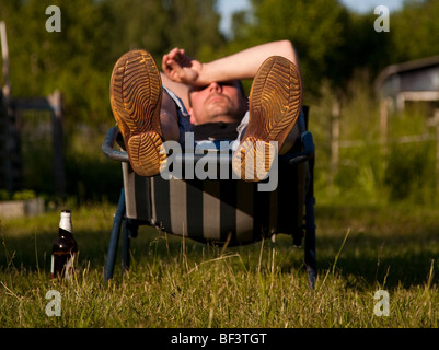 Neonato di 7 giorni di età che dorme su un antico Poltrona francese Foto  stock - Alamy