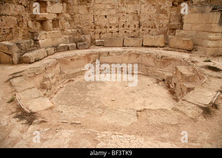 Frigidarium ottagonale bagno freddo in palestra e vasche in un antico sito della vecchia villa romana di Salamina famagusta Foto Stock