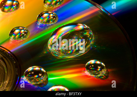 Gennaio 2008 - gocce d'acqua su CD/DVD con rifrazione luminosa in colori arcobaleno brillanti. Foto Stock